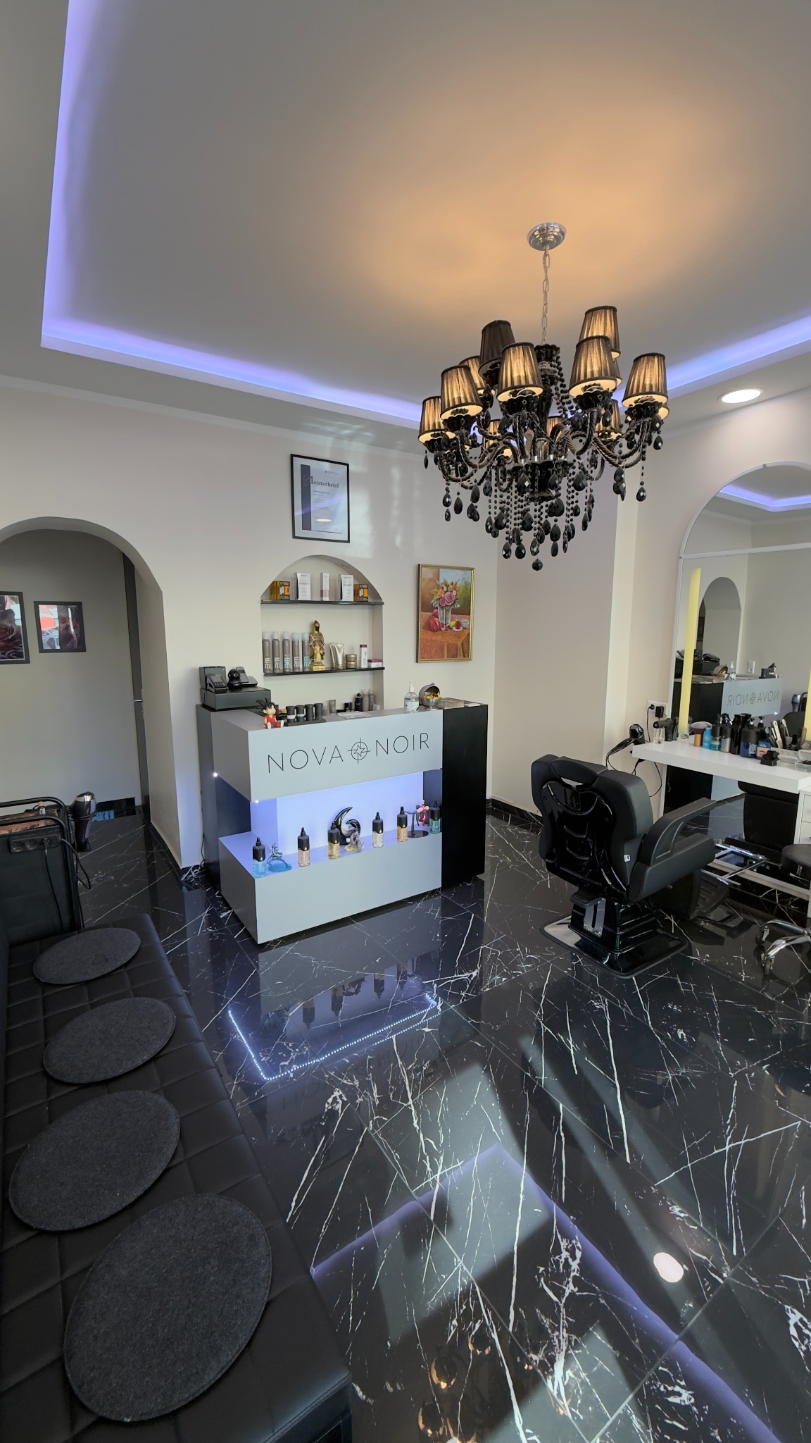 Der Eingangsbereich von NOVA NOIR Hairstudio